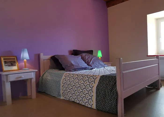 Familial Avec Cour, Ping-pong, Proche Lyon Et Clermont-ferrand - Fr-1-582-330 Holiday home Mezeres