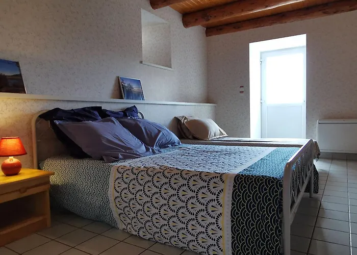 Familial Avec Cour, Ping-pong, Proche Lyon Et Clermont-ferrand - Fr-1-582-330 * Mezeres